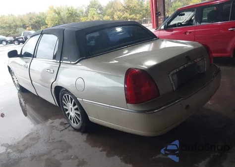 2003 Lincoln Town Car Signature из США, поврежденный, VIN 1LNHM82W13Y660640